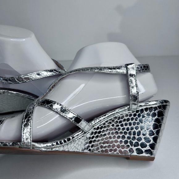 Isola‎ Fidelia Metallic Crocodile Silver 3” Wedge Strappy Heels Sandal Shoes 9 - Picture 5 of 17